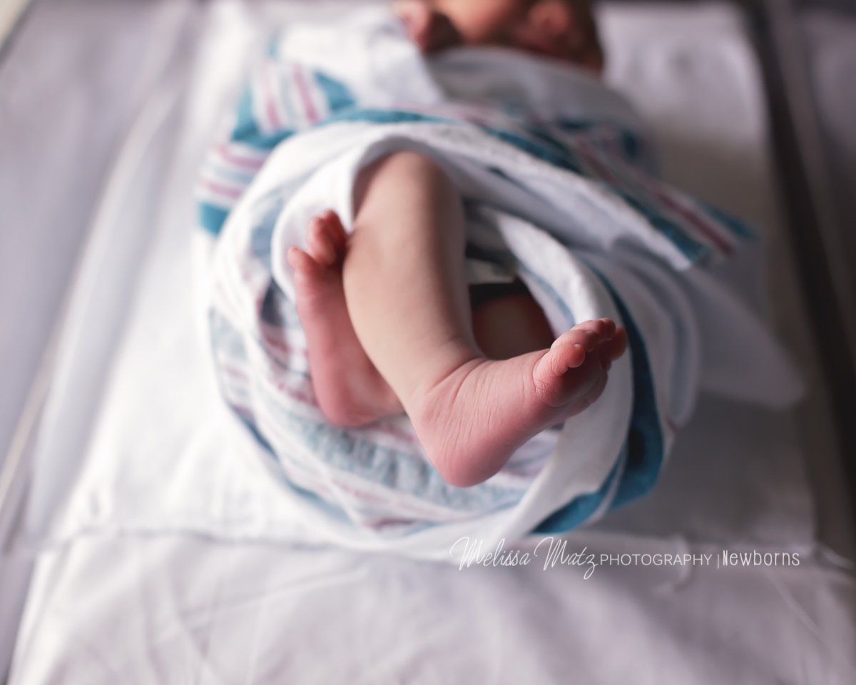 fresh-48-newborn-photo-session-hurley-medical-center-baby-toes