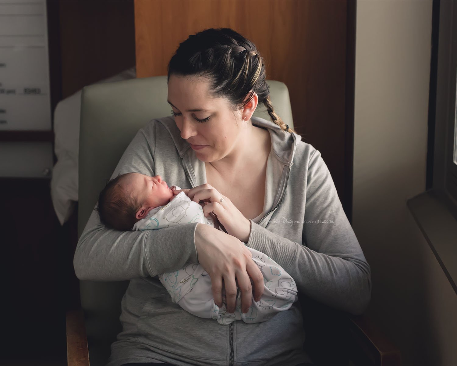 mom-and-baby-fresh48-newborn-photo-session-macomb-county-newborn-photography