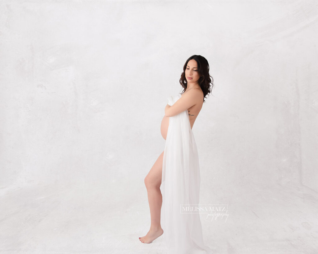 mom to be at her rochester hills mi photography maternity session 